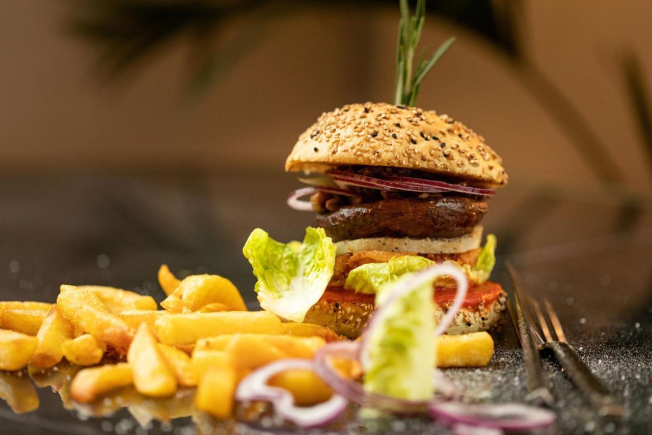 Sapphire House Antwerp, Autograph Collection Hotel Eksteriør billede A vegetarian burger with chips