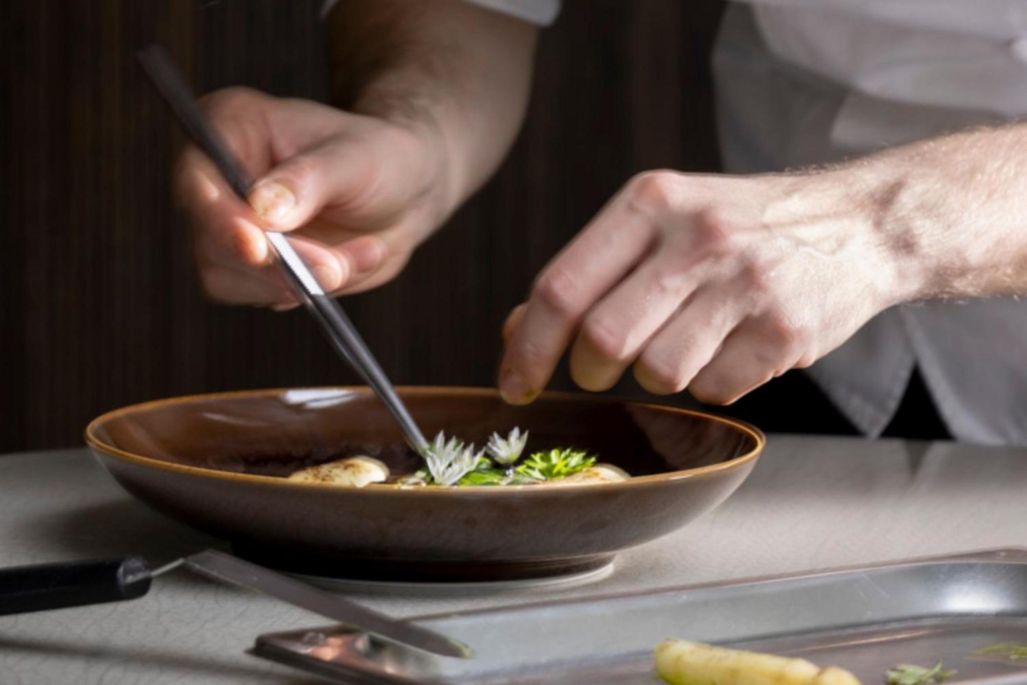 Sapphire House Antwerp, Autograph Collection Hotel Eksteriør billede A chef finishing a dish