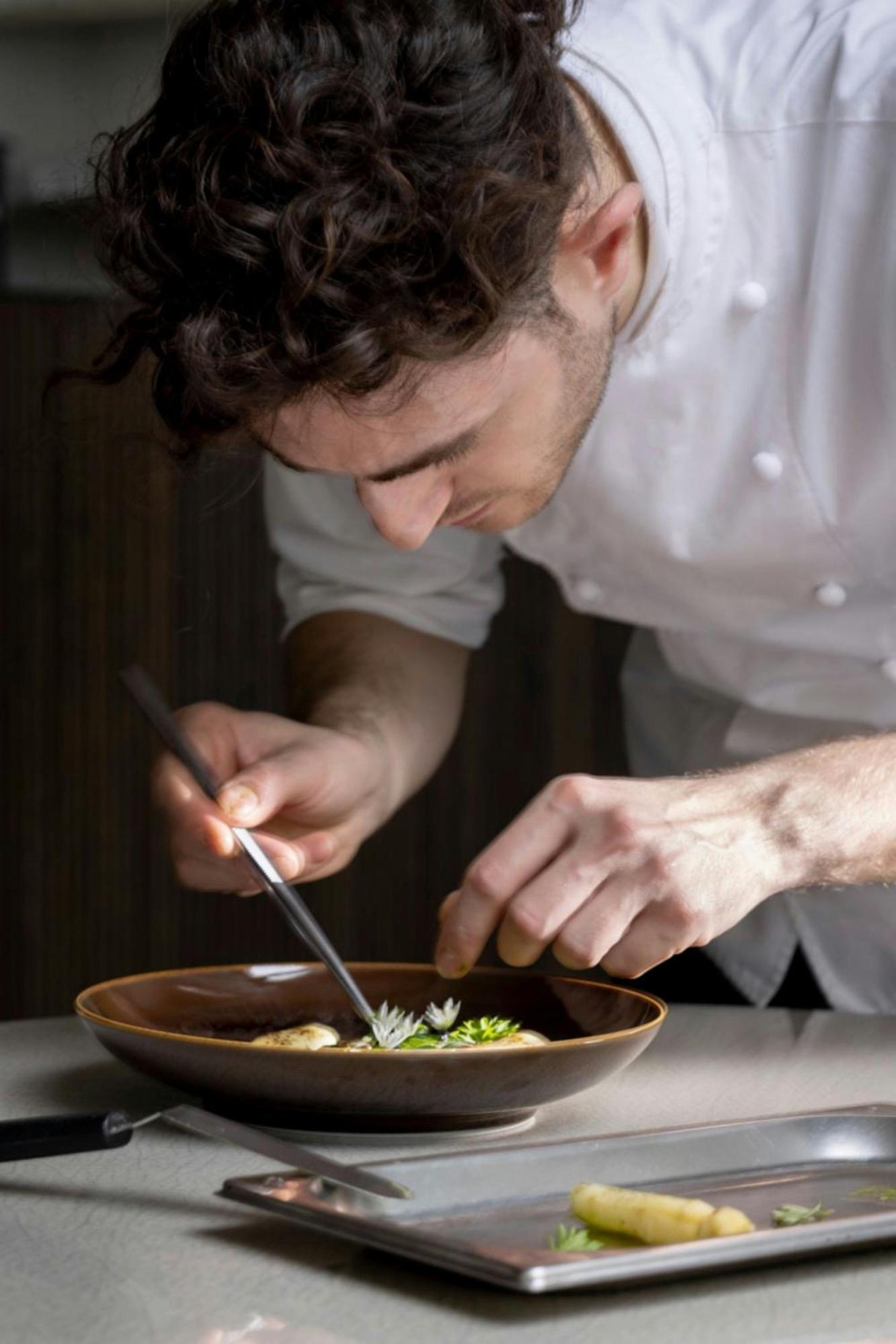 Sapphire House Antwerp, Autograph Collection Hotel Eksteriør billede A chef plating a dish